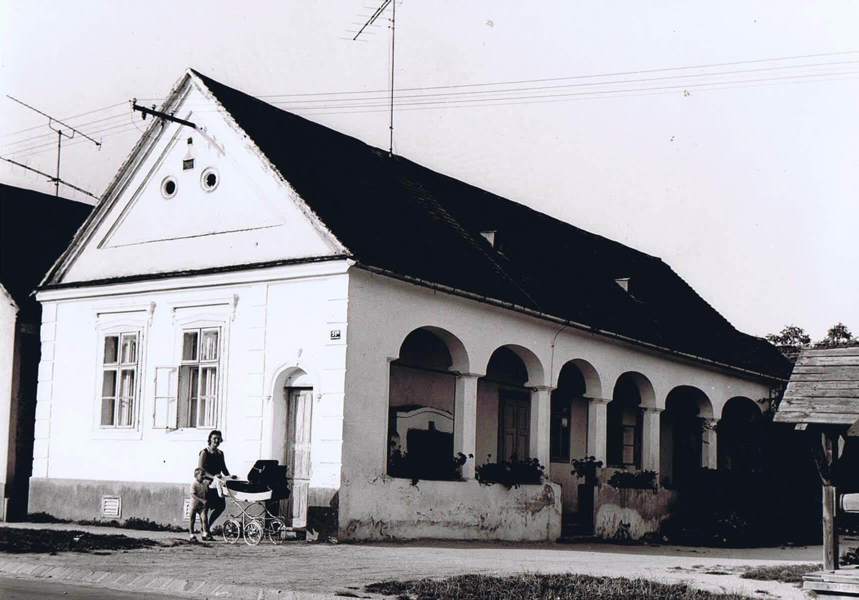 Historisches Haus mit Arkaden