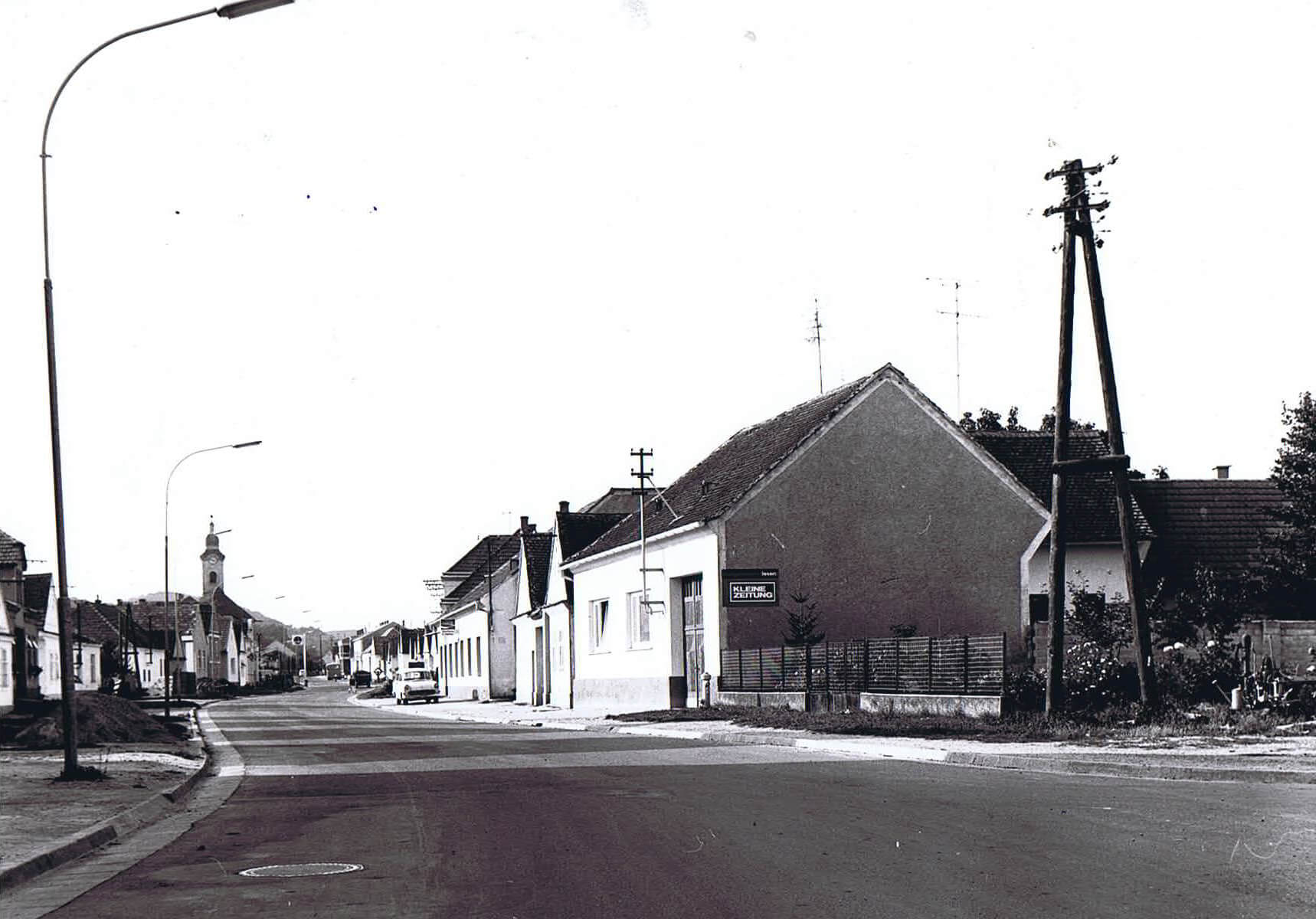 Straße mit Laterne und Telefonmast