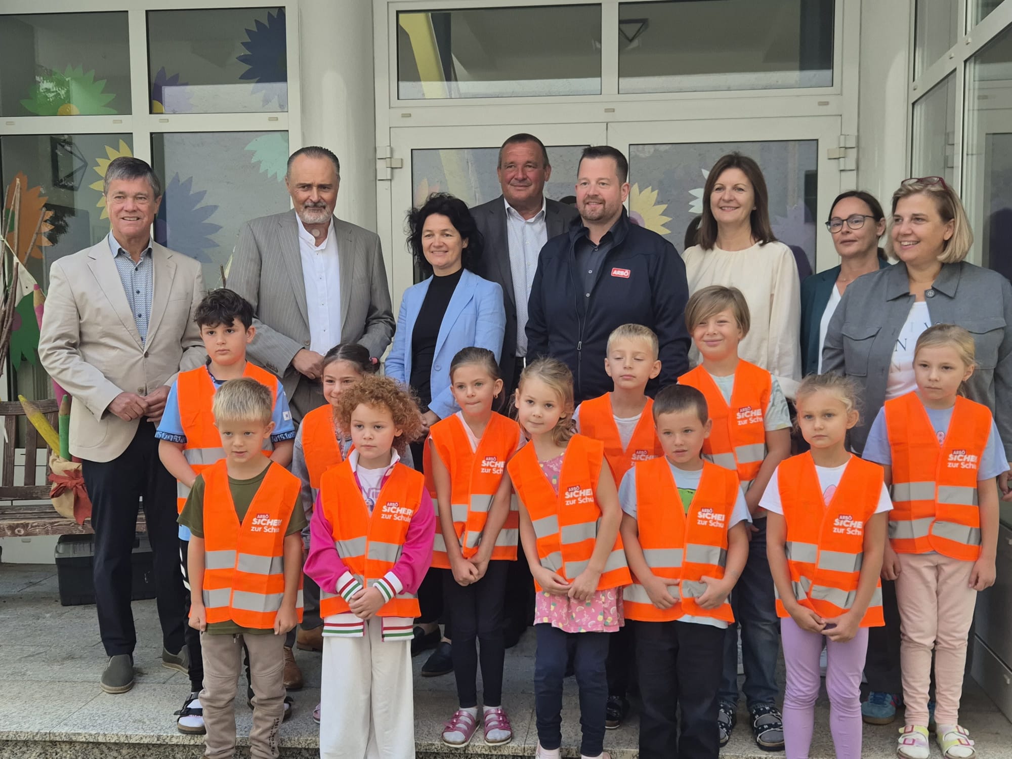 Übergabe von Warnwesten an die 1. Klasse