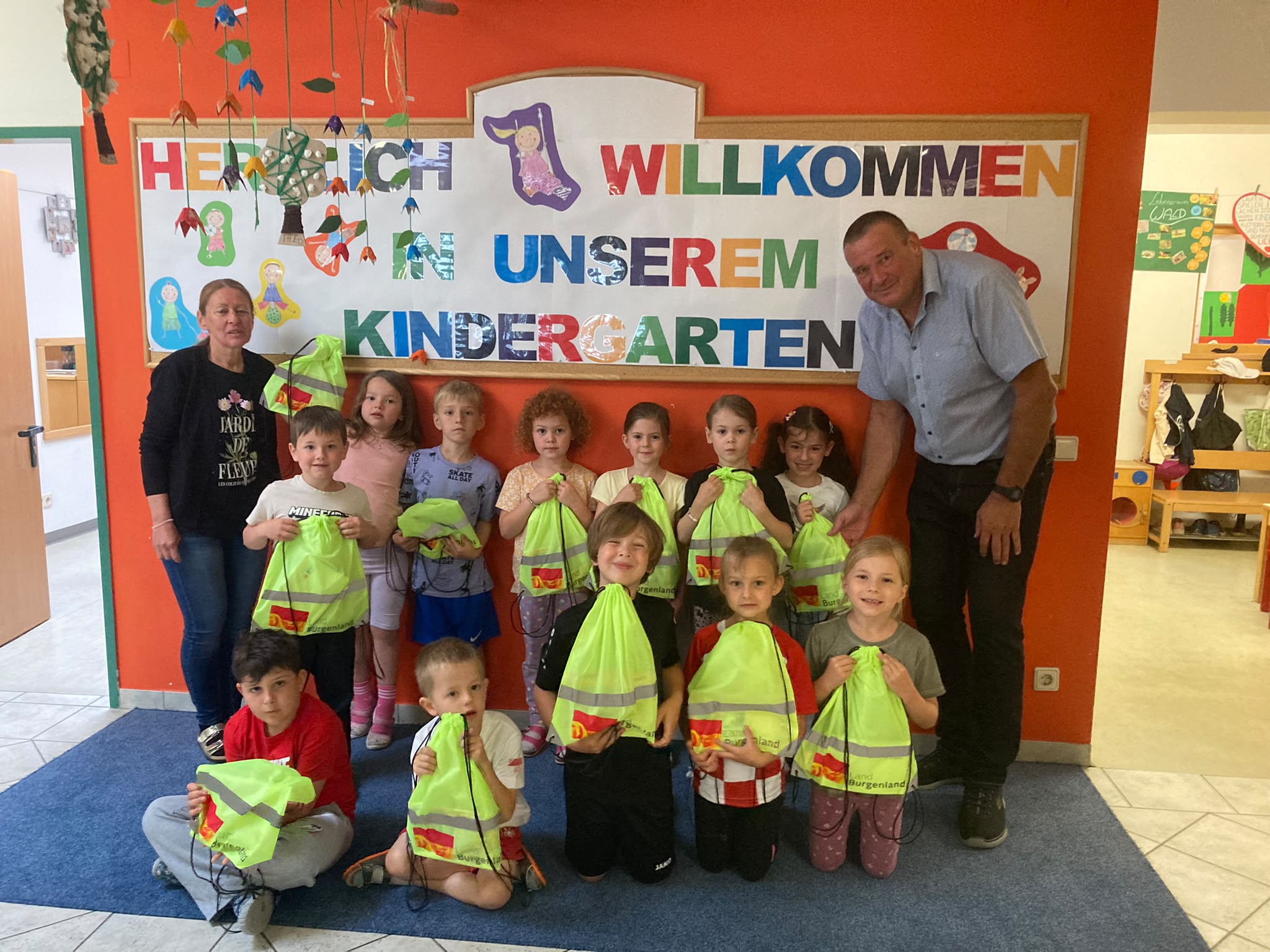 Verteilung "Rucksack" an die Vorschulkinder