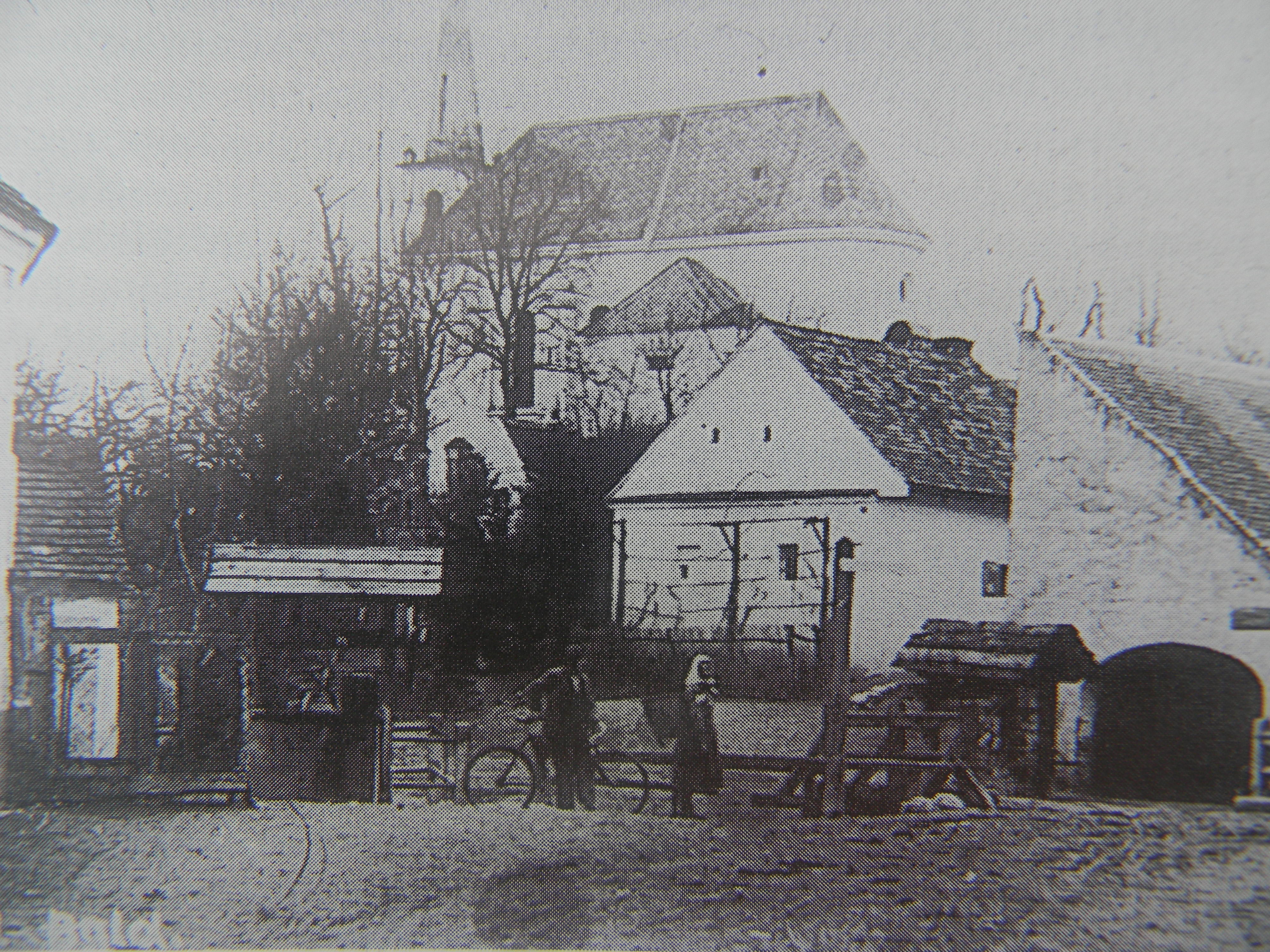 Dorfleben (im Hintergrund die Kirche)