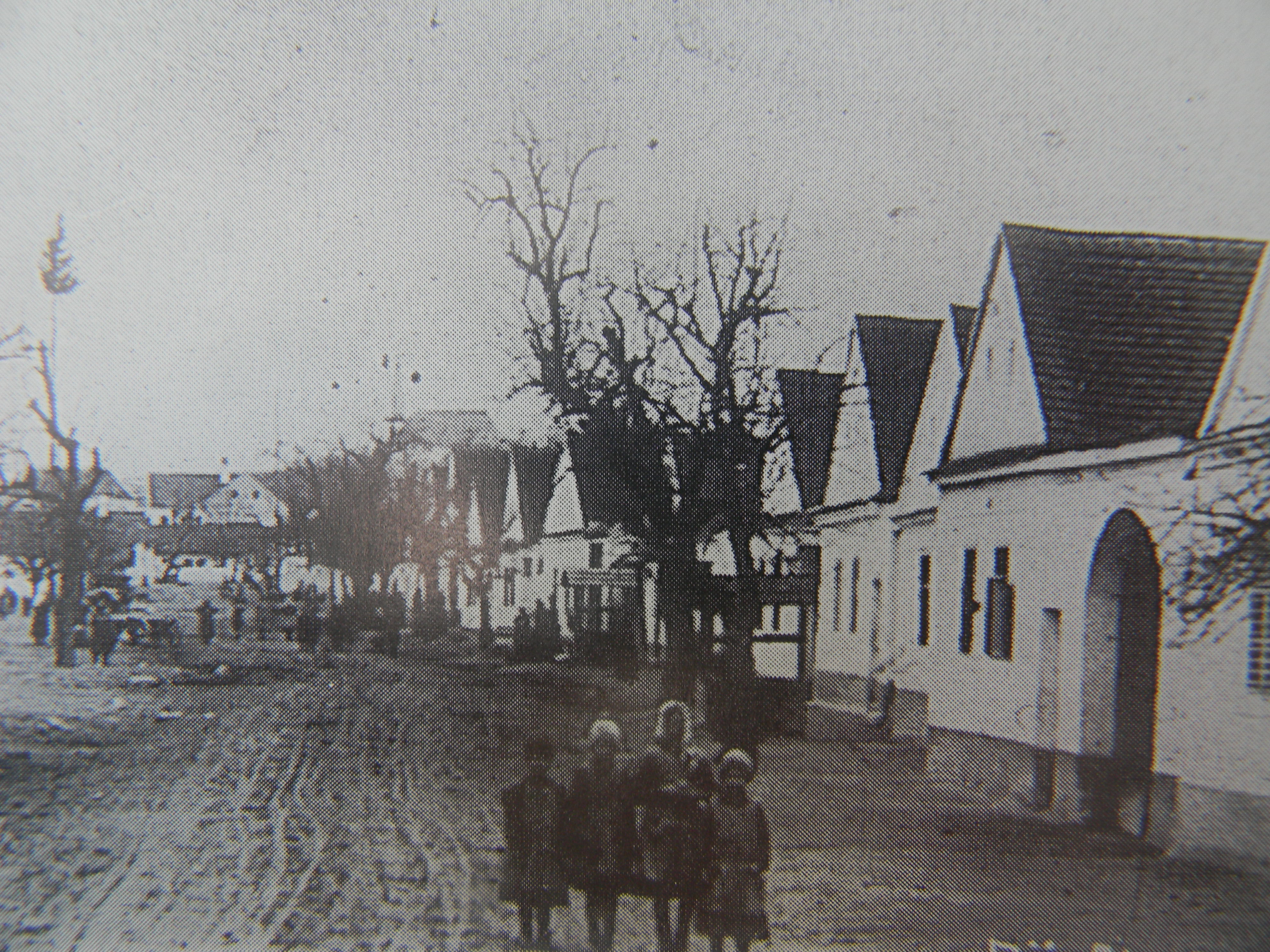 Gruppe von vier Kindern auf der Hauptstraße