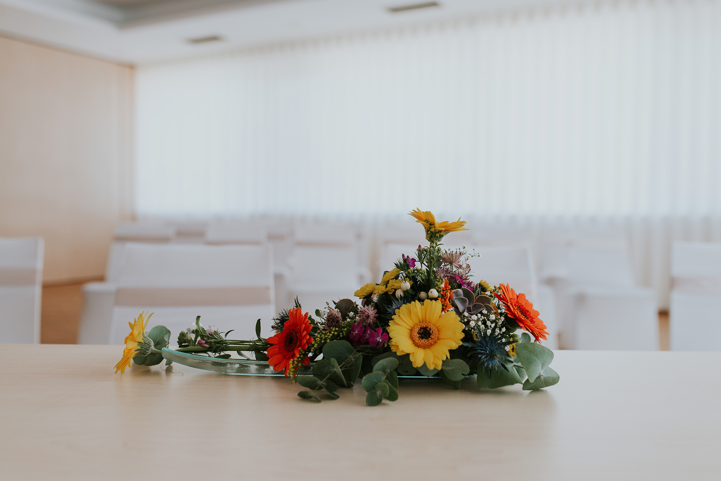 Standesamtlichen Trauung - liegender Blumenstrauß auf dem Tisch